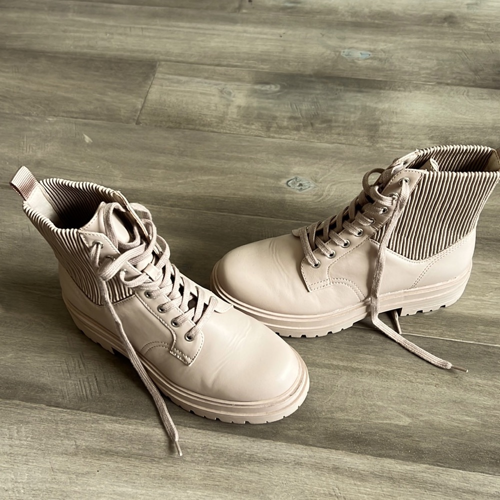 The color is listed as blush. Women’s size 7. Gently used.